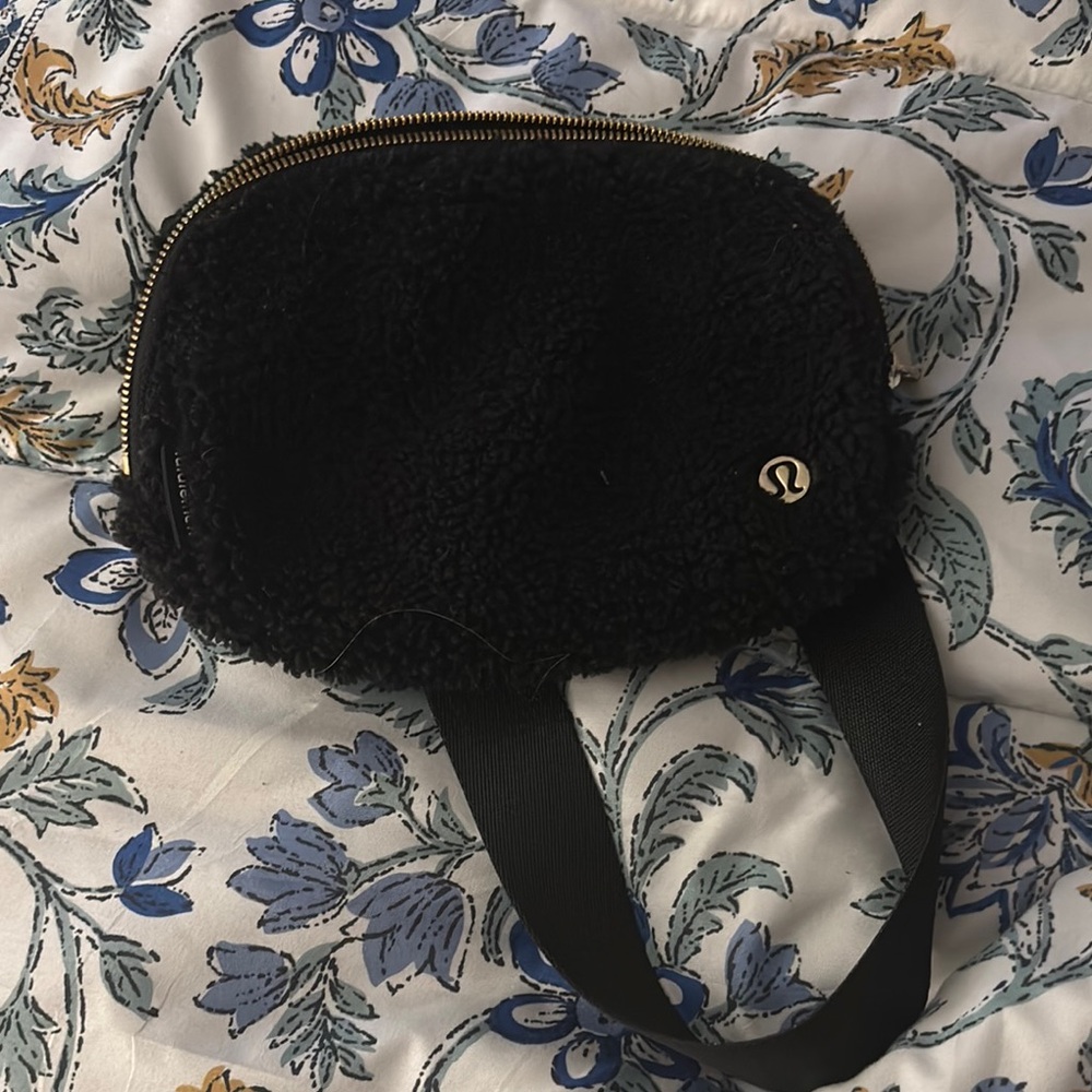 lululemon athletica Black Sherpa Bag